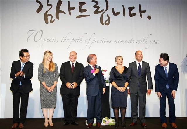윤윤수 회장이 지난 8월 고희연에서 ‘휠라 드림팀’을 특별히 소개하며 감사의 뜻을 전하고 있다. 왼쪽부터 이기호 휠라코리아 공동대표 사장, 존 엡스타인(남) 휠라 USA 사장 내외, 윤 회장, 제니퍼 이스터브룩(여) 휠라 USA 부사장 내외, 정성식 휠라코리아 수석부사장. 휠라코리아 제공
