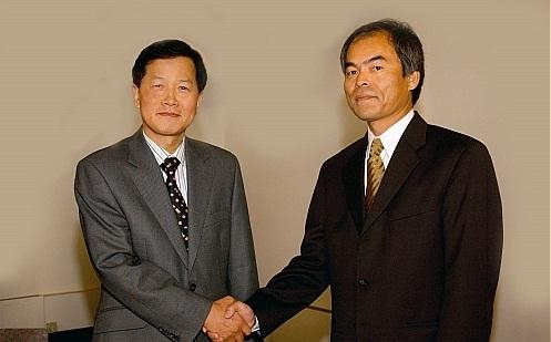 이정훈(왼쪽) 서울반도체 대표가 2010년 3월 회사 고문으로 영입한 나카무라 슈지 샌타바버라 캘리포니아주립대 교수와 악수하고 있다. 서울반도체 제공