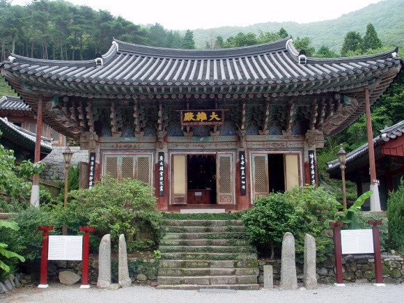 문화재청이 보물 지정을 예고한 경남 남해 용문사 대웅전. 문화재청 제공