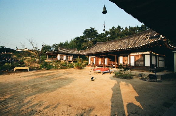 경북 경주시 배반동에 있는 수오재 전경.
