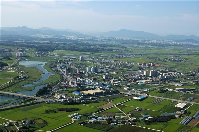 전북 완주군은 완전한 고을이란 뜻에 걸맞게 농업부터 첨단산업까지 조화를 이루며 발전하고 있다. 사진은 하늘에서 내려다본 봉동읍 지역. 완주군은 지역이 넓은 데다 전주시를 에워싸고 있어 하늘에서도 한눈에 들어오지 않는다. 완주군 제공