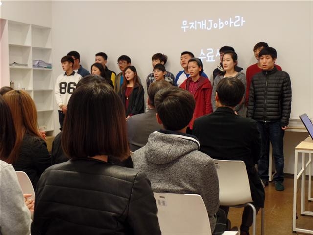‘무지개 JOB아라’수료식장에서 레인보우스쿨 재학생들이 축가를 부르고 있다.