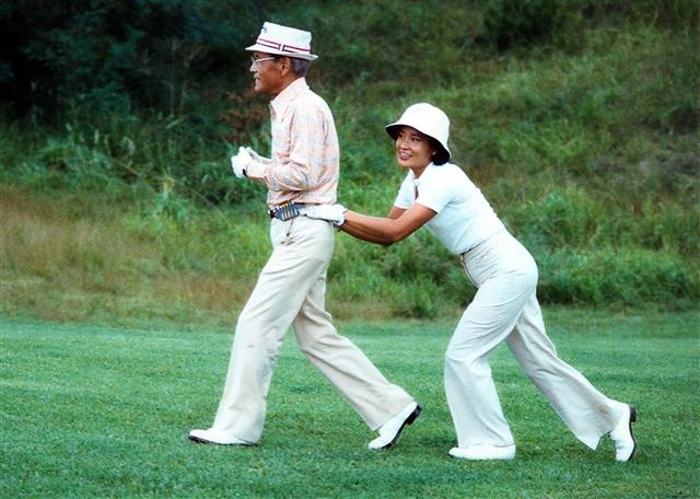 1970년대 말 국내 한 골프장에서 라운딩 도중 이명희(오른쪽) 신세계그룹 회장이 아버지인 고 이병철 삼성그룹 창업주 허리에 손을 대고 활짝 웃고 있다.