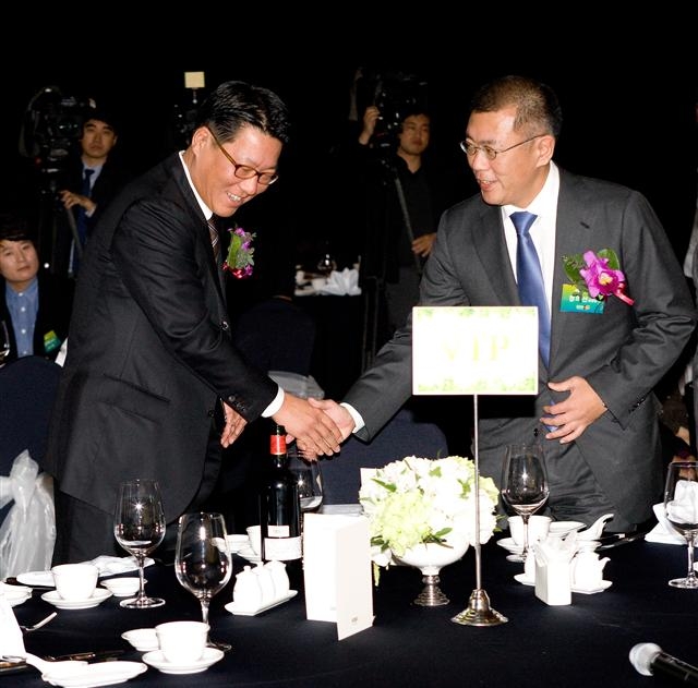 2011년 12월 현대백화점 양궁단 창단식에 참석한 정의선(오른쪽) 현대자동차그룹 부회장(아시아양궁연맹 회장)과 정지선(왼쪽) 현대백화점그룹 회장이 악수를 하고 있다.