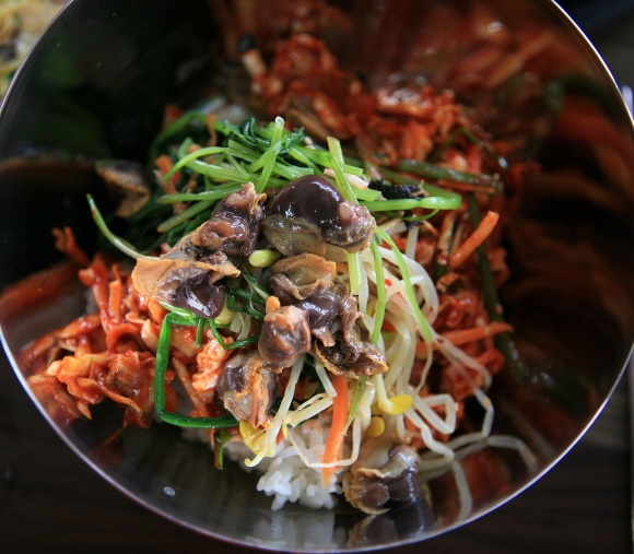 보기만 해도 식욕 돋는 꼬막비빔밥.
