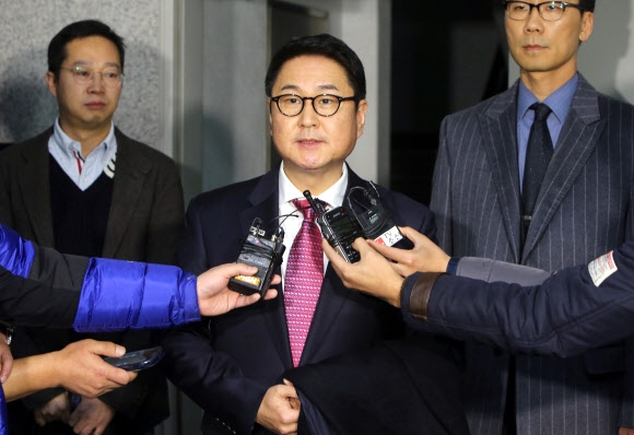이석우(전 카카오 대표) 다음카카오 공동대표가 10일 ‘카카오그룹’을 통한 음란물 유통을 방치한 혐의로 대전지방검찰청에 소환돼 조사를 받고 나오며 취재진의 질문에 답하고 있다. 대전 연합뉴스