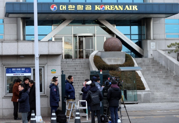검찰이 ‘땅콩 리턴’으로 물의를 빚은 대한항공 사무실을 11일 압수수색 중인 가운데 취재진이 서울 강서구 공항동 대한항공 본사 앞에 대기하고 있다. 연합뉴스