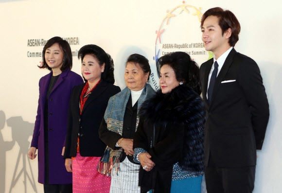 한·아세안 특별정상회의 참석차 방한한 캄보디아, 라오스, 말레이시아 영부인들이 12일 낮 부산시 해운대구 영화의전당을 방문, 한류스타 장근석과 함께 기념촬영하고 있다 연합뉴스