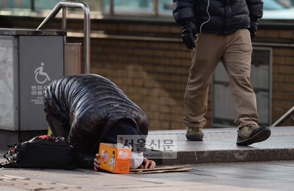 기자, 거지 되다