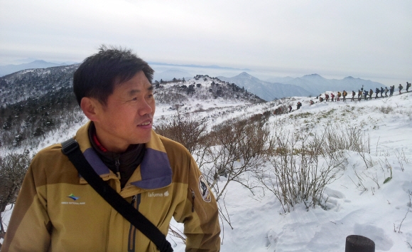 지난 14년 동안 7대륙 최고봉을 모두 오른 손영조 덕유산국립공원사무소 자원보전과장이 눈 덮인 덕유산 향적봉에서 지난 시간을 돌아보며 잠시 생각에 잠겨 있다.