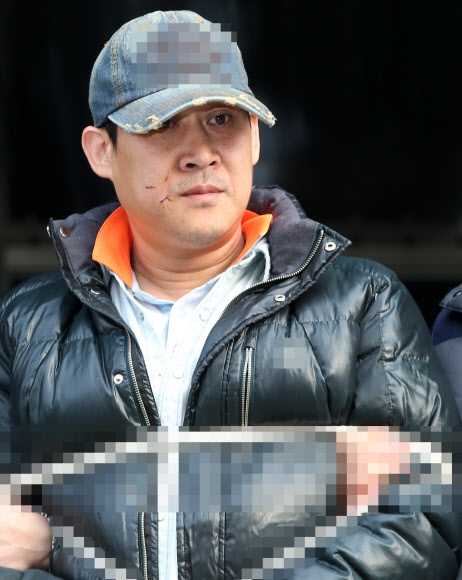 15일 안산 주택가 살인 인질극 피의자인 김상훈이 영장 실질심사를 받기 위해 경기 안산 단원경찰서를 나서고 있다. 경찰은 현행 특정강력범죄의 처벌에 관한 특례법에 따라 범행을 시인한 피의자 얼굴과 실명을 공개했다. 연합뉴스