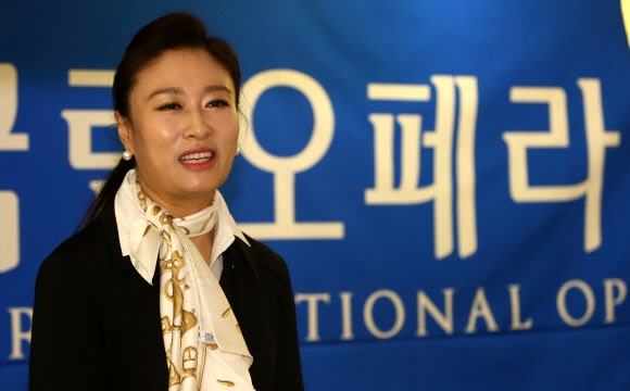 인사말 하는 한예진