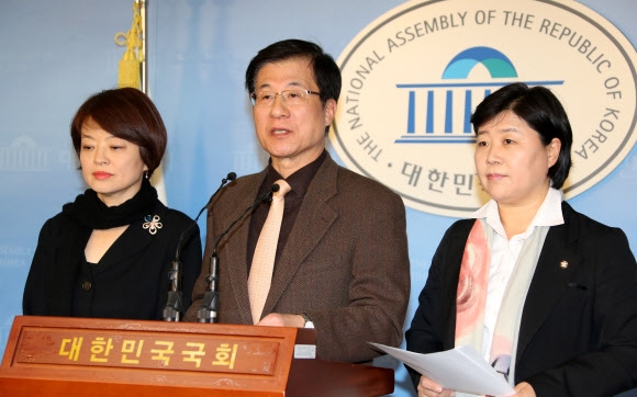 새정치민주연합 진선미(왼쪽부터), 신경민, 서영교 의원이 9일 국회에서 공직선거법 위반 혐의로 기소된 원세훈 전 국정원장이 항소심에서 유죄 판결을 받은 것과 관련해 “만시지탄”이라며 진실 규명을 촉구하는 기자 회견을 하고 있다. 연합뉴스