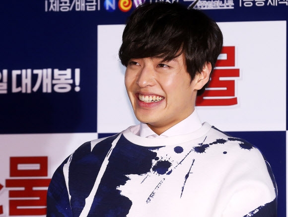 환하게 웃는 강하늘