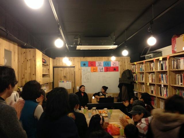 서울 동대문구 이문동 독구말길에 있는 ‘도꼬마리’ 카페안에서 작은 음악공연이 열리고 있다.