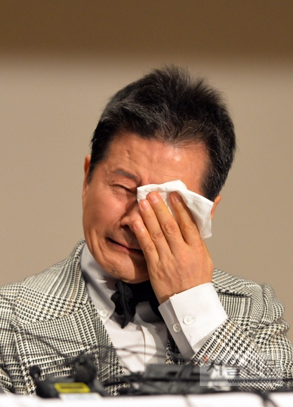 24일 서울 용산구청에서 가수 태진아씨가 억대도박의혹 관련 기자회견 중 눈물을 흘리고 있다. 박지환 기자 popocar@seoul.co.kr