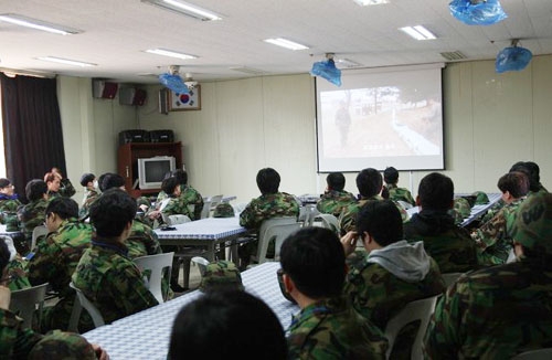 훈련받기 전 예비군들의 모습입니다. 고개 숙인 사람은 한 사람도 없습니다. 초롱초롱한 눈빛을 보여드리지 못해 아쉽네요. ⓒ국방부 블로그 동고동락(mnd9090.tistory.com)