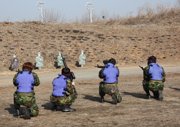 장비를 완벽하게 착용하고 과녁을 조준하는 예비군들. 늠름합니다. ⓒ국방부 블로그 동고동락(mnd9090.tistory.com)