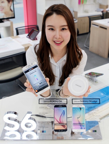 SK텔레콤은 내달 1일부터 온라인 공식 판매사이트(www.tworlddirect.com)와 전국 4천여 개 공식 대리점에서 삼성전자 갤럭시S6와 S6 엣지의 예약가입을 진행한다고 30일 밝혔다. 온라인 신청기한은 내달 6일 자정까지로, 신청 고객은 내달 8∼9일 이틀간 단말기를 배송받게 되며 별도 방문 없이 10일부터 자동 개통된다. 예약자 수는 5천 명으로 한정된다. 오프라인 매장의 예약가입은 내달 1일 오전 10시부터 9일 자정까지 진행된다. SKT 제공