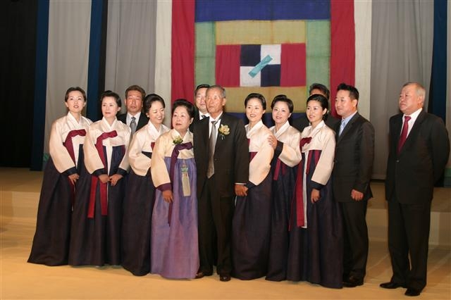 2004년 1월 13일 서울 하얏트 호텔에서 열린 고 이동찬 명예회장의 회혼례에서 코오롱 일가가 기념사진을 찍고 있다. 사진 왼쪽부터 이웅열 회장 부인인 서창희 꽃과 어린왕자 재단 이사장, 첫째 이경숙, 첫째 사위 이문조, 둘째 이상희, 고 신덕진 여사, 넷째 사위 신영철, 고 이동찬 명예회장, 셋째 이혜숙, 넷째 이은주, 막내 이경주, 장남 이웅열 회장, 셋째 사위 이동혁씨의 모습. 코오롱 제공