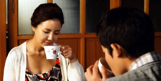 모녀가 운영하는 하숙집에 대학 신입생이 묵게 되면서 일어나는 일들을 다룬 성인 코미디 영화 ‘하숙집’(2014)의 한 장면.