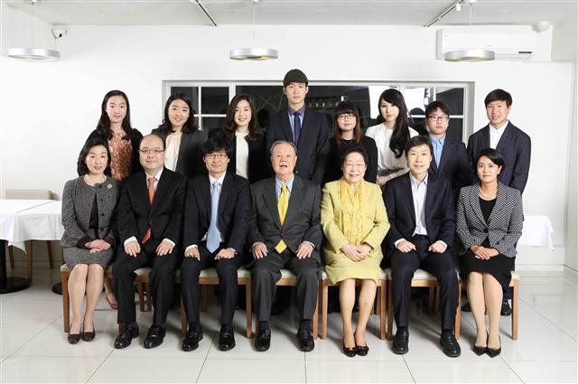 김상하 삼양그룹 회장 일가. 앞줄 왼쪽부터 큰 며느리 배주연씨, 장남 김원 삼양홀딩스 부회장, 사위 송하철씨, 김상하 삼양그룹 회장, 부인 박상례씨, 차남 김정 삼양사 사장, 둘째 며느리 최윤아씨. 뒷줄 왼쪽부터 장남 김원 부회장의 3녀 율희씨, 김원 부회장의 차녀 주희씨, 김원 부회장의 장녀 남희씨, 외손자 송근화씨, 외손녀 송지영씨, 2남 김정 사장의 장녀 희원씨, 김정 사장의 차남 주성씨, 김정 사장의 장남 주형씨.