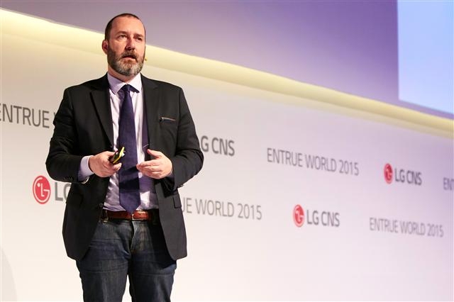 사물인터넷(IoT) 개념의 창시자 케빈 애슈턴이 21일 엔트루 월드 2015의 기조연설자로 무대에 올라 강연하고 있다. LG CNS 제공