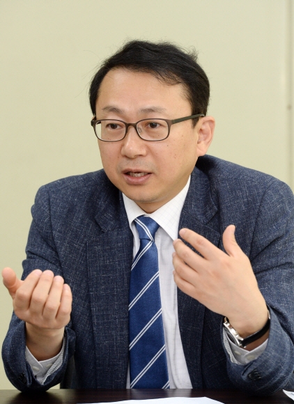 이태규(49) 한국경제연구원 미래전략연구실장은 산업·기술, 노동·인적 자본, 정치·외교, 사회·문화 등 다양한 분야에서 기업의 미래상을 설정하고 이를 달성하기 위한 전략적 방안을 연구하고 있다. 부산대에서 경제학 석사를, 미국 텍사스대 오스틴캠퍼스 대학원에서 경제학 박사 학위를 받았다.