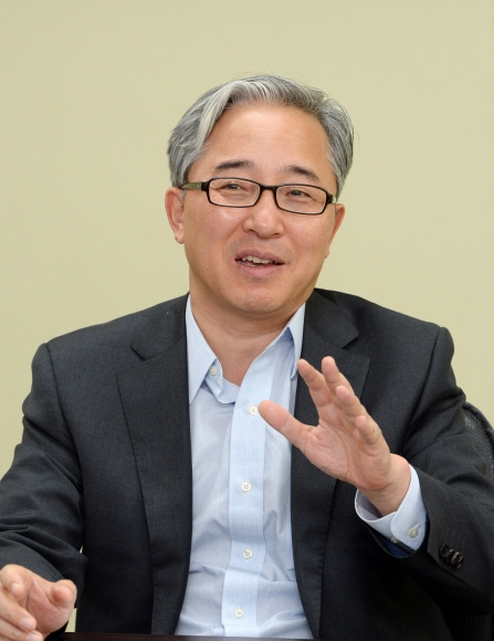이경묵(52) 서울대 경영학과 교수 겸 장수기업연구센터장은 삼성의 성공을 분석한 ‘삼성웨이’와 한국 기업 문제를 진단한 ‘기로에 선 한국형 기업경영 K(코리아)매니지먼트’ 등을 펴냈다. 서울대에서 경영학을 전공한 뒤 미국 펜실베이니아대 와튼스쿨에서 경영학 박사 학위를 받았다.