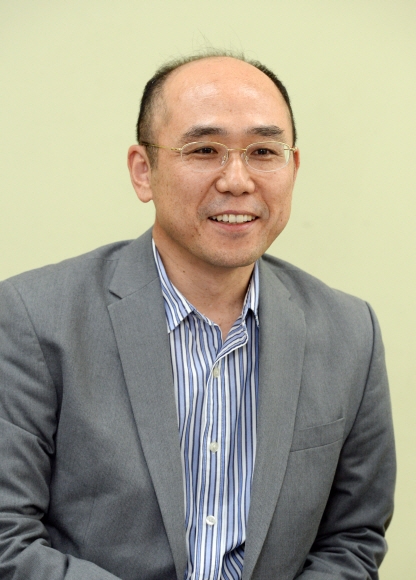 위정현(51) 중앙대 경영학과 교수 겸 콘텐츠경영연구소장은 정보기술(IT)시대 관점에서 일본의 도요타와 삼성전자, 현대차 등의 미래 경쟁력을 비교 연구한 ‘일본재생론’(일본어판)의 저자다. 서울대 경영학과를 졸업한 후 일본 도쿄대에서 경영학 박사 학위를 받았다.