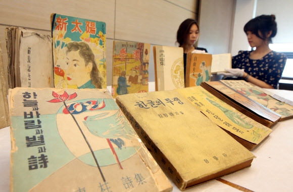 20일 오전 서울 종로구 대한출판문화협회에서 다음 달 17일 개막하는 ‘2015 서울국제도서전 광복 70주년 특별기획전’에 전시될 우리말 초판본 및 정기간행물 등 주요 도서가 공개되고 있다. 이날 대한출판문화협회는 윤동주 시인의 유고시집 ‘하늘과 바람과 별과 시’, 정비석 작가의 ‘자유부인’, 국어학자 최현배 선생의 한글연구서 ‘한글의 투쟁’ 등 희귀 초판본 10여 점을 공개했다. 2015.5.20/ 연합뉴스