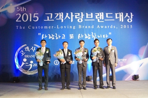 28일 서울 중구 프라자호텔에서 열린 ‘2015 고객사랑브랜드대상’ 시상식에서 알로에건강기능식품 부분 대상을 탄 그린알로에 박원민 부사장(맨 왼쪽 첫번째) 등 수상자들이 기념촬영을 하고있다.