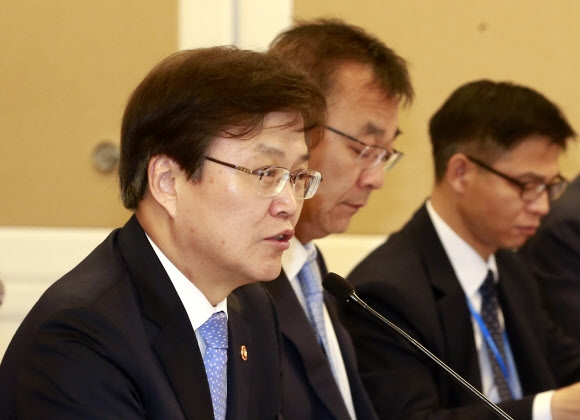 최양희 미래창조과학부 장관이 28일 국회에서 열린 당정 협의에서 모두 발언을 하고 있다. 연합뉴스