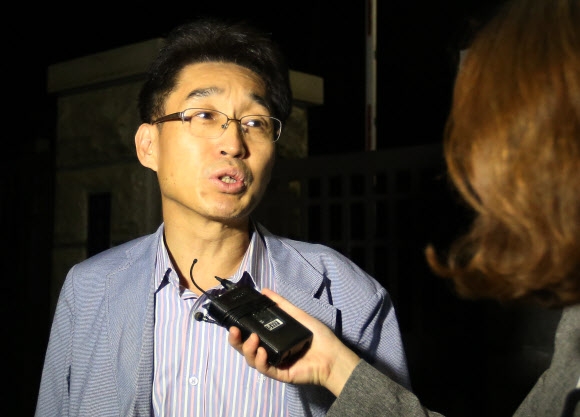 성완종 전 경남기업 회장에게서 2억원을 수수한 혐의를 받는 김근식(54) 전 새누리당 수석부대변인의 구속영장이 기각된 8일 오전 김 전 수석부대변인이 서울 구치소 밖으로 나서며 취재진 질문에 답하고 있다. 연합뉴스