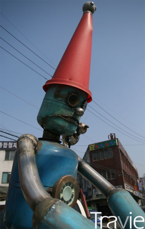 조각가 안경진씨가 철과 깡통을 이어 붙여 만든 깡통로봇