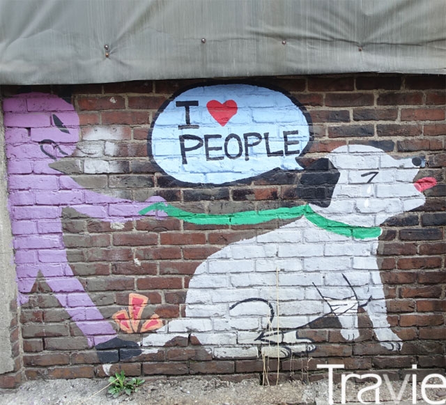 문래동 담벼락에는 ‘I♥PEOPLE’을 외치는 강아지와 귀여운 고양이 등 유독 동물을 애정하는 그림들이 많다