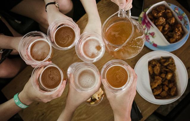 스포츠 관람과 함께 즐기기 좋은 수제 맥주는 발효 방법에 따라 다양한 맛과 향을 지니고 있다. 사진은 다양한 종류의 에일 맥주 사진들이다. 퐁당크래프트비어컴퍼니 제공
