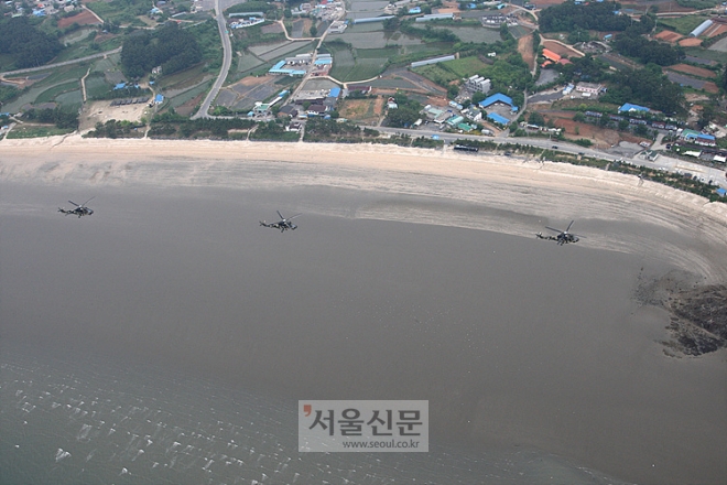 적의 레이더를 피하기 위해 해안을 저공비행하고 있는 수리온중대.