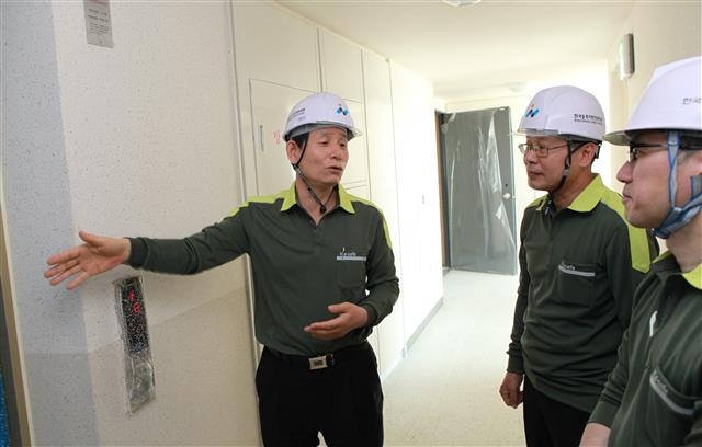 박낙조(왼쪽) 한국승강기안전관리원장이 최근 경기지원 순시에 앞서 수원세류3단지 수시검사 현장을 방문해 검사원들을 격려하고 있다.  한국승강기안전관리원 제공