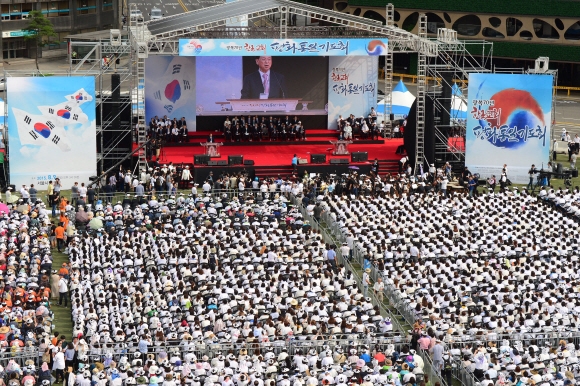 광복70주년을 기념하는 한국교회 평화통일 기도회가 9일 오후 서울 광장일대에서 열렸다. 이날 기도회에는 경찰추산 5만명의 신도들이 참석했다.<2015. 8. 9 손형준 boltagoo@seoul.co.kr