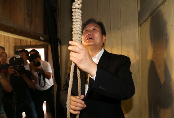 교수대 만져보는 김무성 대표