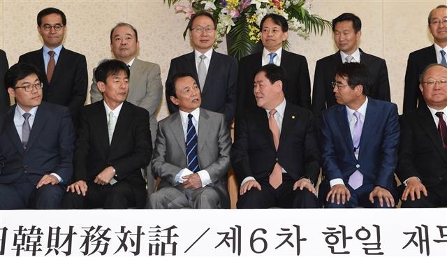 한·일 재무장관회의가 2년 6개월 만에 열려 한국 대표단이 지난 5월 일본을 방문했다. 최경환(앞줄 오른쪽 세 번째) 경제부총리 겸 기획재정부 장관이 5월 23일 도쿄 미타 공용회의소에서 아소 다로(앞줄 오른쪽 네 번째) 일본 부총리 겸 재무상 일행과 만나 기념촬영을 하고 있다. 기획재정부 제공