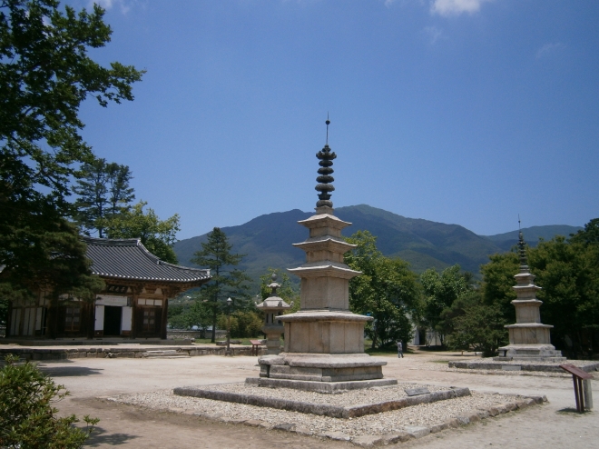 실상사 전경. 통일신라 흥덕왕 3년(828) 증각대사 홍척이 창건한 구산선문(九山禪門)의 하나였다. 큰법당인 보광전 앞에 한쌍의 삼층석탑이 세워졌다.