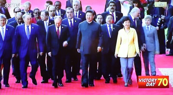 박근혜 대통령이 3일 중국 베이징 천안문에서 열리는 전승 70주년 기념행사에 참석해 각국 대표들과 함께 기념촬영 뒤 천안문 망루로 향하고 있다. CCTV촬영. 안주영 기자 jya@seoul.co.kr