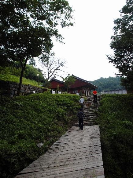 충남 금산 보석사로 오르는 길.