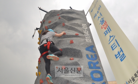 11일 서울 중구 서울시청광장에서 열린 제4회 서울 앱 패스티벌에서 열린 모바일 클라이밍 체험관 찾은 시민들이 암벽등반을 하고 있다. 2015.9.11 박지환 popocar@seoul.co.kr
