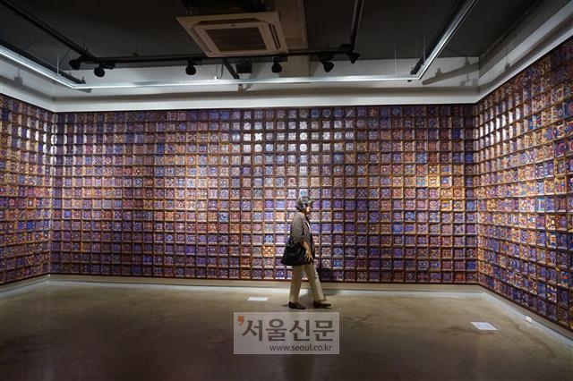 1050개의 목기에 한국 전통 민화의 기법으로 우주의 조화와 균형의 이미지를 담은 ‘새 만다라’는 전혁림 화백이 말년에 남긴 대표작품으로 꼽힌다.