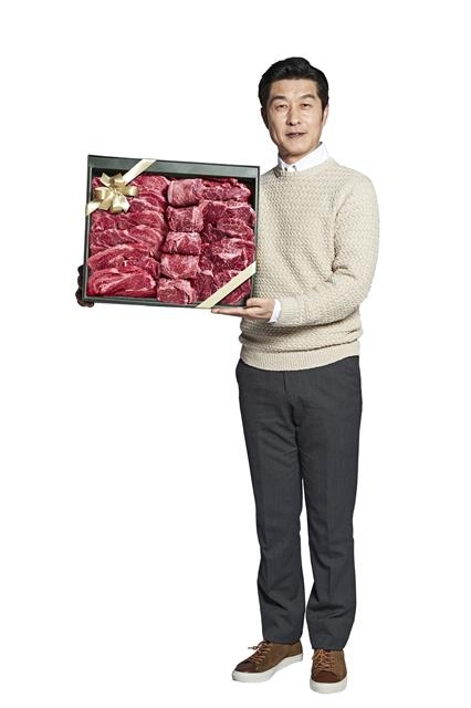 홍보모델 배우 김상중이 한우 추석선물세트를 소개하고 있다.