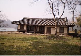 진휼청. 이름처럼 수영 주변 주민을 구호하는 역할을 했다. (문화재청 사진)