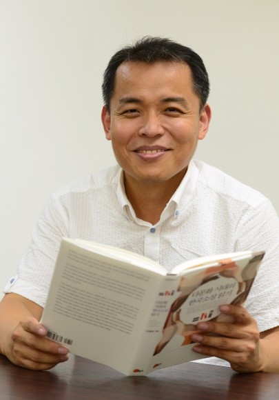 문학평론가 이경재 숭실대 국문과 교수는 “2000년대 문학사를 연구한 책으로 봐도 좋겠지만 한국 사회의 급격한 변화와 맞닥뜨린 한 평론가가 한국 사회가 나아가야 할 바를 진지하게 모색한 산물로 봐 주셨으면 한다”고 당부했다. 박윤슬 기자 seul@seoul.co.kr